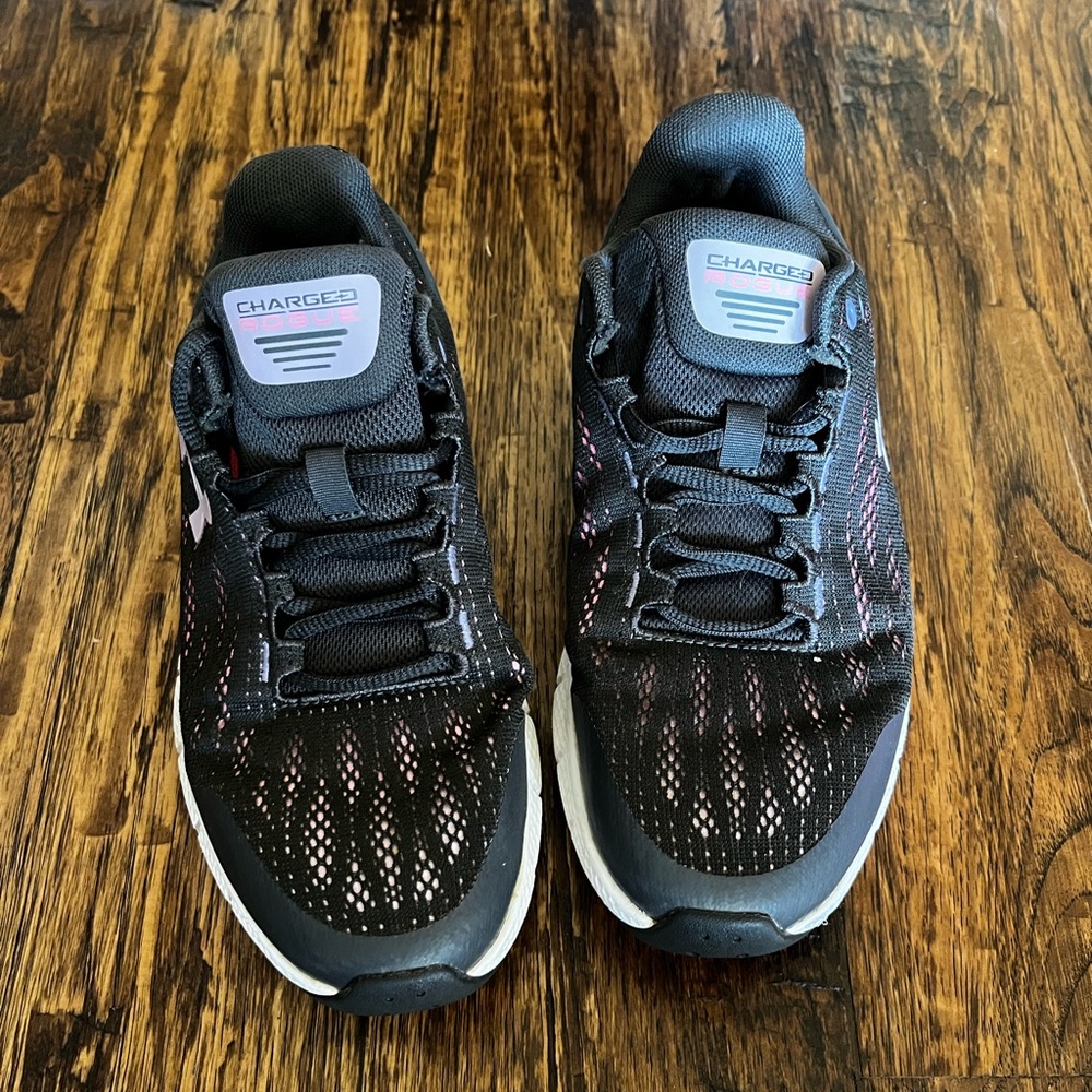 Kids size 5 youth Under Armour Charge shoes